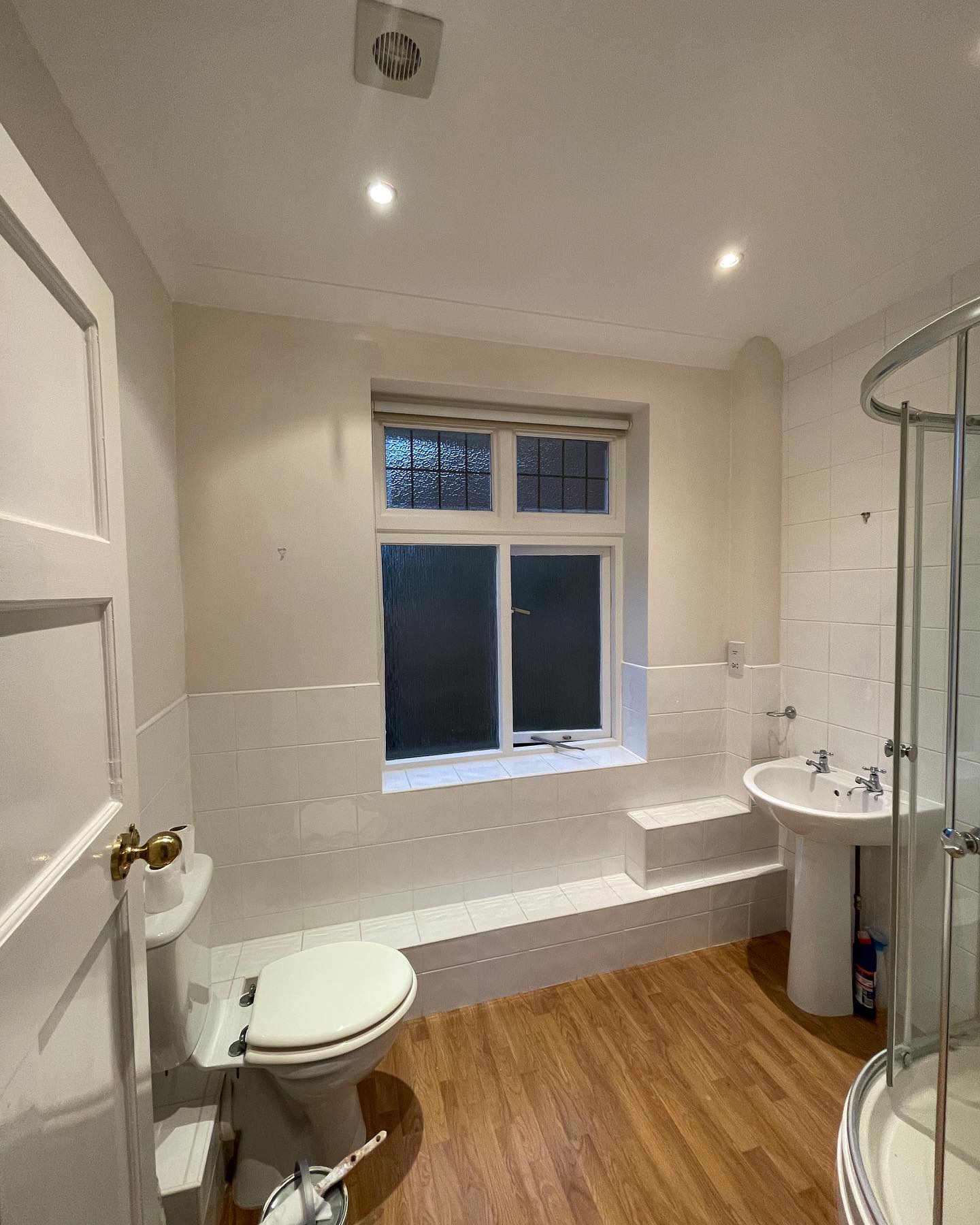Bathroom with freshly painted ceiling and walls